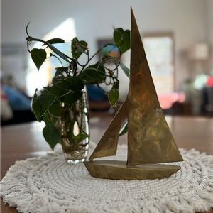 VINTAGE BRASS SAILBOAT SCULPTURE NAUTICAL SHIP MID CENTURY MODERN COLLECTIBLE